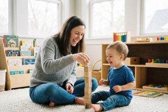 Femme et enfant jouant avec des blocs dans un salon lumineux